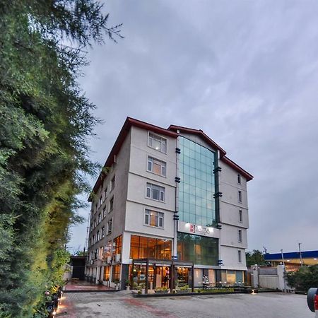 Batra Hotels And Residences Срінагар Екстер'єр фото